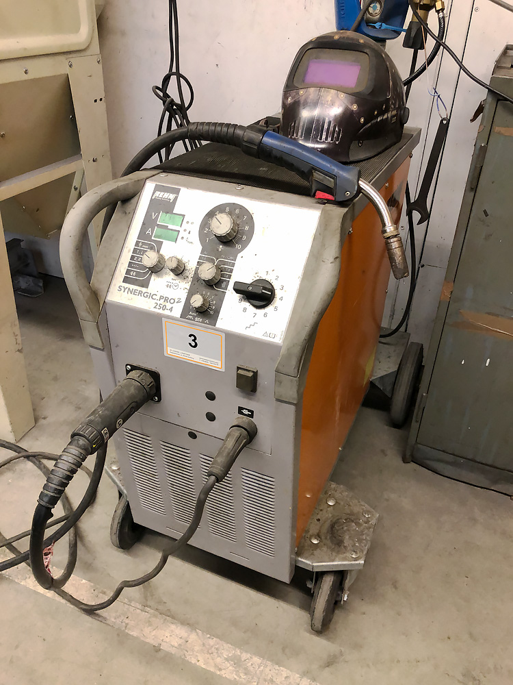 Pos.  3:  Schutzgasschweißgerät – Lot  3:  Inert gas welding device
