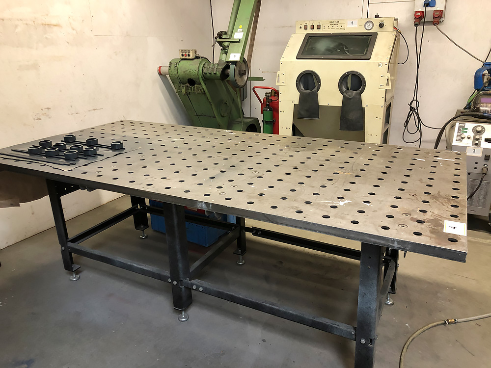 Pos.  4:  Schweißtisch – Lot  4:  Welding table