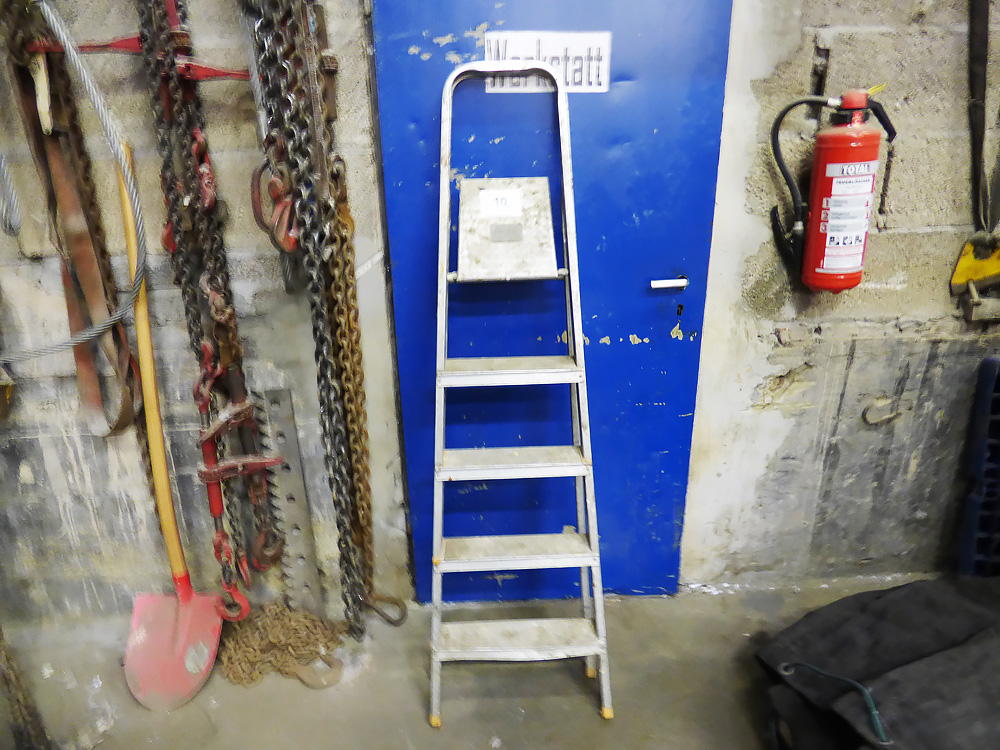 Pos.  10:  Aluminiumklappleiter – Lot  10:  Aluminum folding ladder