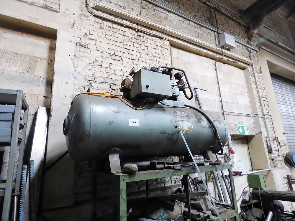 Pos.  13:  3-Zylinder-Druckluftkompressor – Lot  13:  3-cylinder air compressor
