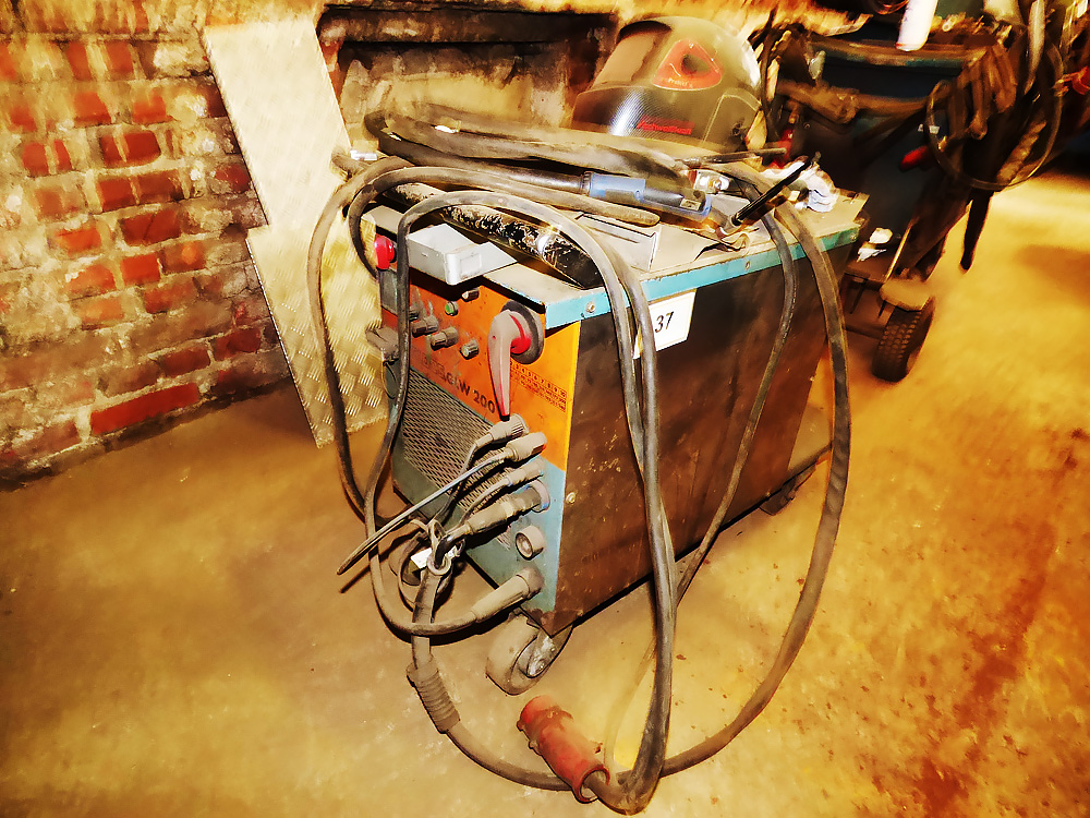 Pos.  37:  Schutzgasschweißgerät – Lot  37:  Inert gas welding machine