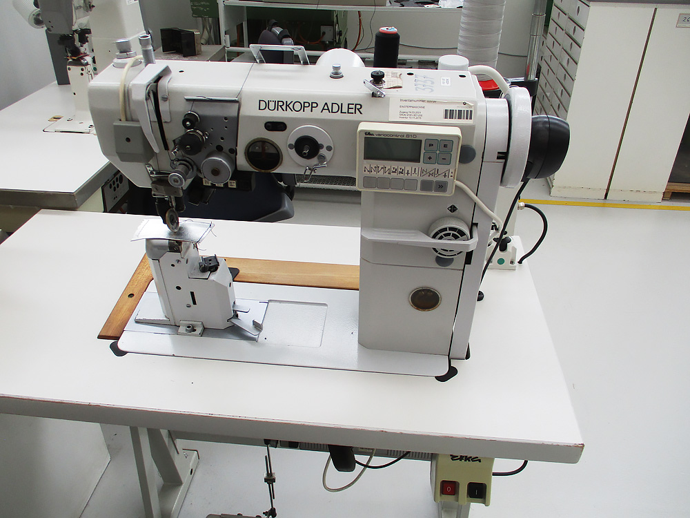 Pos.  28:  Einsteppmaschine – Lot  28:  Stitching machine