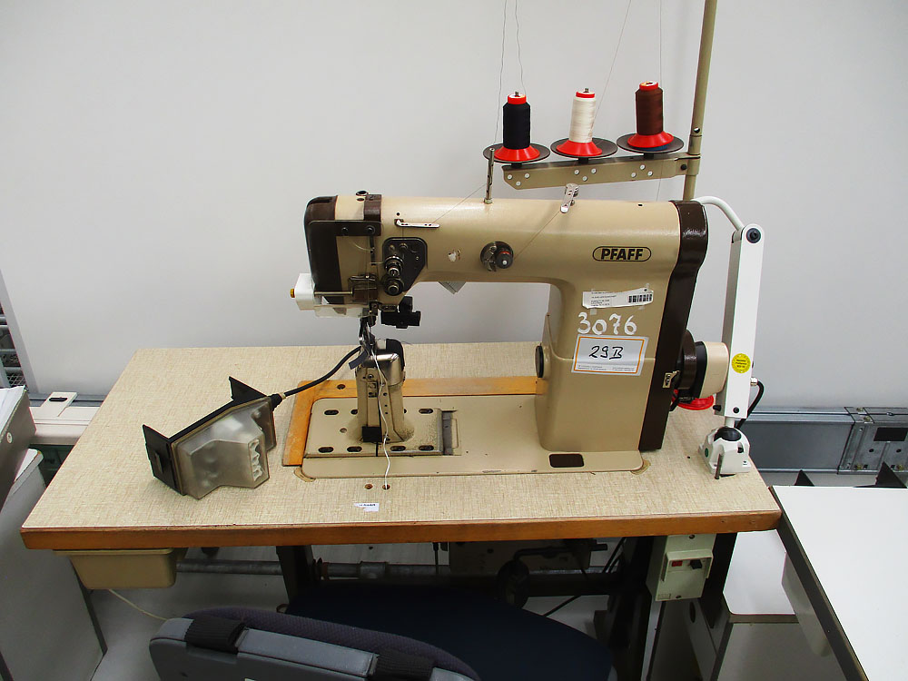 Pos.  29b:  1-Säulen-Nähmaschine – Lot  29b:  Single-post sewing machine
