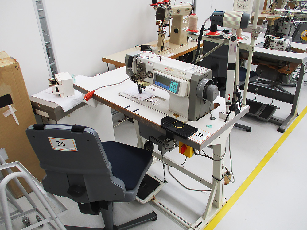 Pos.  30:  1-Nadel-Flachsteppmaschine – Lot  30:  Single-needle flat quilting machine