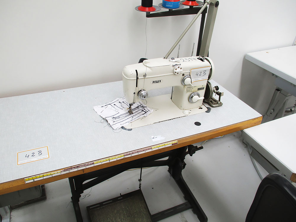 Pos.  42b:  Nähmaschine – Lot  42b:  Sewing machine