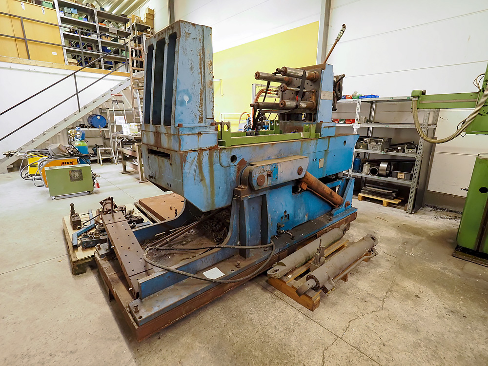 Pos.  15:  Spritzgießmaschine – Lot  15:  Injection molding machine