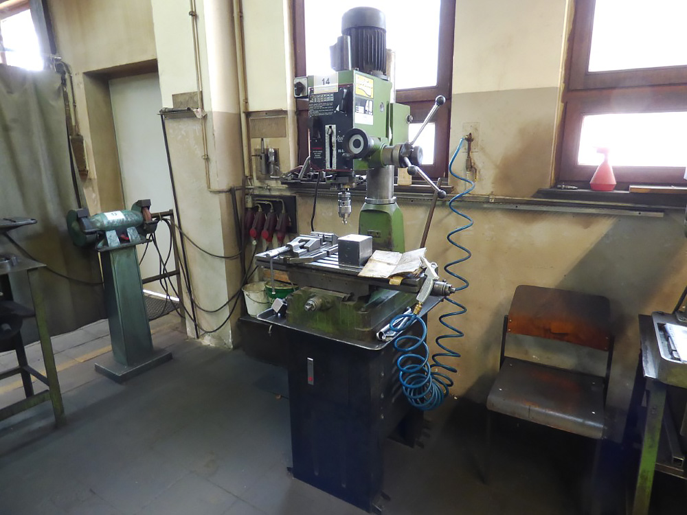 Pos.  14:  Säulenbohr- u. Fräsmaschine – Lot  14:  Pillar drilling and milling machine