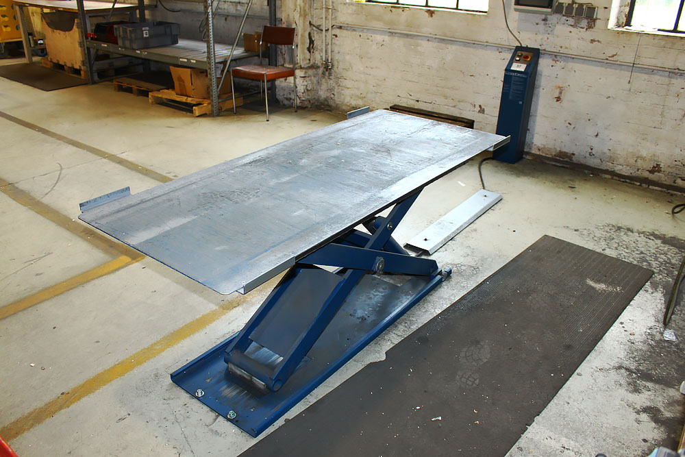 Pos.  37:  Elektro-Scherenhubtisch – Lot  37:  Electric scissor lift table