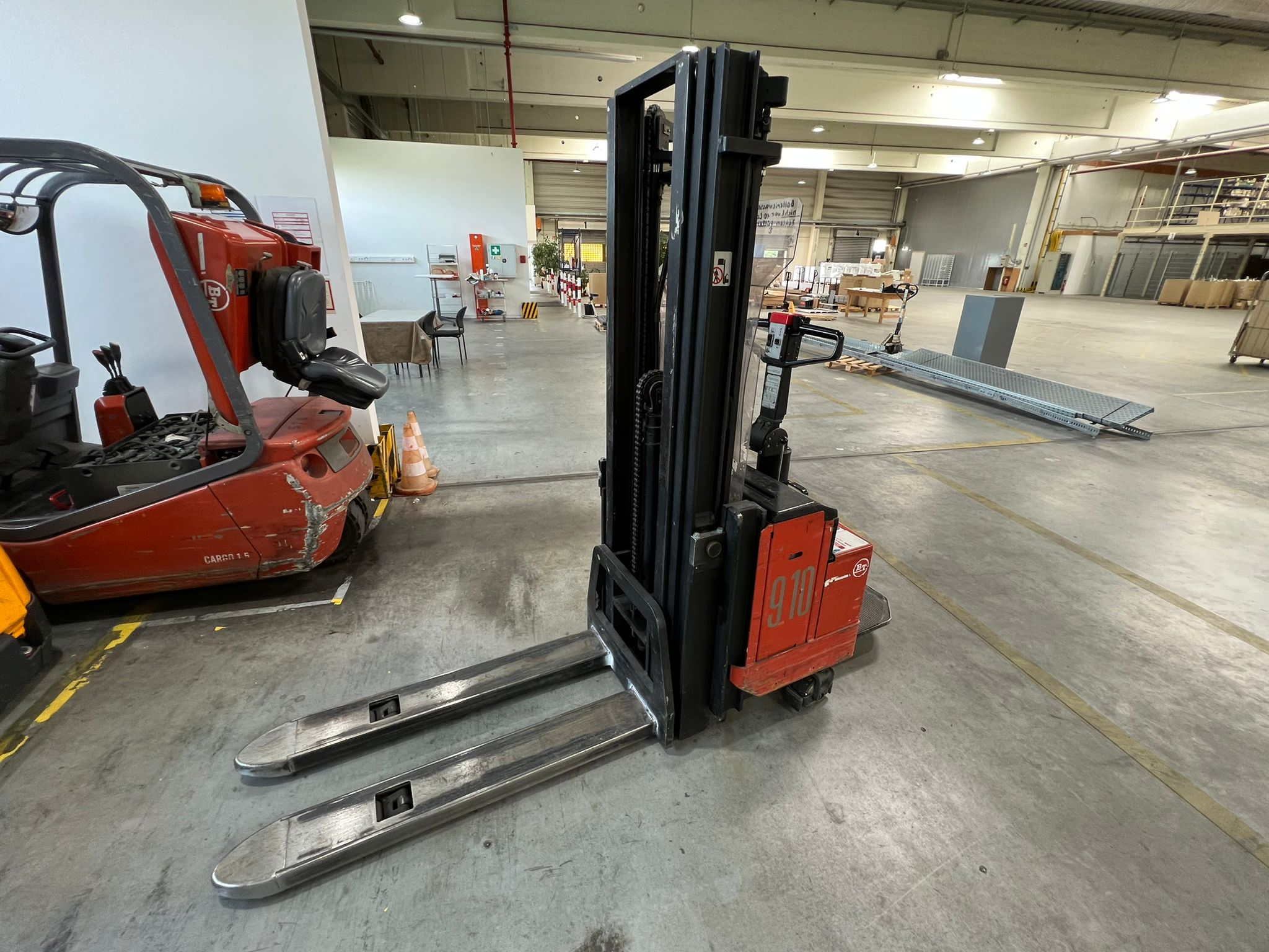 Orsay GmbH - Electric 3-Wheel Forklift, Electric High-lift Ride-on ...